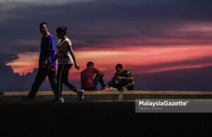 Visitors enjoying the sun set at Pantai Morib, Kuala Langat, Selangor. PIX: HAZROL ZAINAL / MalaysiaGazette / 28 OCTOBER 2020.