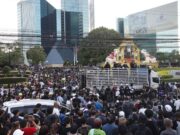 Penunjuk perasaan antikerajaan berhimpun di Bangkok meskipun diberi amaran