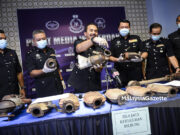 Tiga ditahan curi ekzos untuk dapatkan emas putih