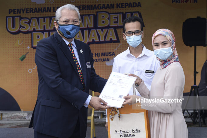 MGF201120_PENYERAHAN LESEN PERNIAGAAN (2)