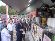 Annuar Musa Hadir Serah Lesen Perniagaan Kepada Usahawan Muda Kota