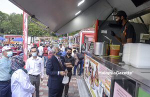 Annuar Musa Hadir Serah Lesen Perniagaan Kepada Usahawan Muda Kota