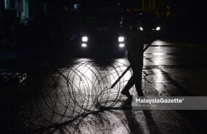 Tentera Buka Kawat Duri Selepas PKPD Ditamatkan di Plaza Hentian Kajang