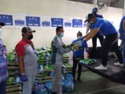 UMNO Kalabakan selesai edar 20,000 bakul makanan Ketua UMNO Sabah Bahagian Kalabakan, Andi Muhammad Suryady Bandy memuat bakul makanan bagi diedarkan kepada penduduk Taman Semarak, Tawau.