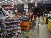 Pukul lelaki kulit hitam sampai mati, Carrefour disaman