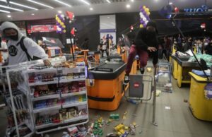 Pukul lelaki kulit hitam sampai mati, Carrefour disaman