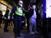Warga London ingkar sekatan pergerakan ditahan