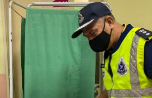 Khemah SJR runtuh, anggota polis cedera