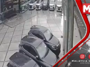 Kanak-kanak retak tulang tercampak dari kenderaan, jatuh dalam bilik pameran kereta