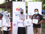 Pengasas Pertubuhan Bantuan Makanan Malaysia (Suspended Meal Association Malaysia), Shafezah Abdul Wahab menyerahkan Bantuan Prihatin Covid-19 kepada 150 penerima B40 di PPR Kampung Baru, Ayer Panas, Setapak.