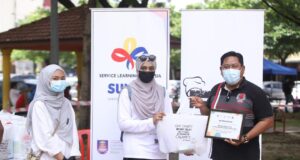 Pengasas Pertubuhan Bantuan Makanan Malaysia (Suspended Meal Association Malaysia), Shafezah Abdul Wahab menyerahkan Bantuan Prihatin Covid-19 kepada 150 penerima B40 di PPR Kampung Baru, Ayer Panas, Setapak.