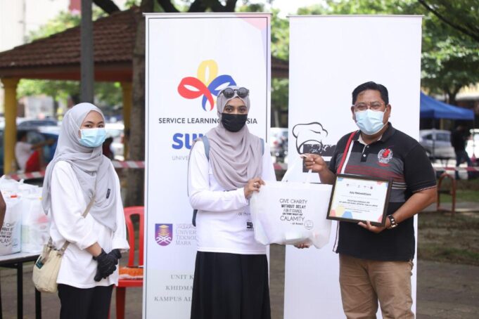 Pengasas Pertubuhan Bantuan Makanan Malaysia (Suspended Meal Association Malaysia), Shafezah Abdul Wahab menyerahkan Bantuan Prihatin Covid-19 kepada 150 penerima B40 di PPR Kampung Baru, Ayer Panas, Setapak.