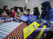 Pengerusi PTPTN Serah Sumbangan Kepada Anak-Anak Mangsa Kemalangan Maut