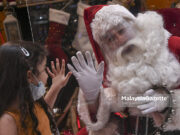 Gelagat Santa Claus Hiburkan Pengunjung di Musim PKPB