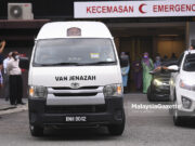 Jenazah Tun Rahah tiba di kediamannya