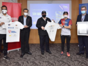 Presiden dan Ketua Pegawai Eksekutif TNB, Datuk Seri Amir Hamzah Azizan (tengah) dan pemegang rekod Guinness World Records untuk Pendakian Tangga Menegak Terhebat dalam Satu Jam (Lelaki), Soh Wai Ching memegang t-shirt yang ditandatangani mereka pada satu majlis penghargaan di Ibu Pejabat TNB di Jalan Bangsar pada 4 Disember 2020.