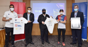 Presiden dan Ketua Pegawai Eksekutif TNB, Datuk Seri Amir Hamzah Azizan (tengah) dan pemegang rekod Guinness World Records untuk Pendakian Tangga Menegak Terhebat dalam Satu Jam (Lelaki), Soh Wai Ching memegang t-shirt yang ditandatangani mereka pada satu majlis penghargaan di Ibu Pejabat TNB di Jalan Bangsar pada 4 Disember 2020.