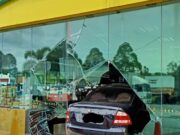 Kereta ‘rempuh’ stesen minyak