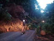 Tiga hari untuk alih, bersih runtuhan bongkah batu