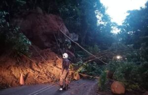 Tiga hari untuk alih, bersih runtuhan bongkah batu
