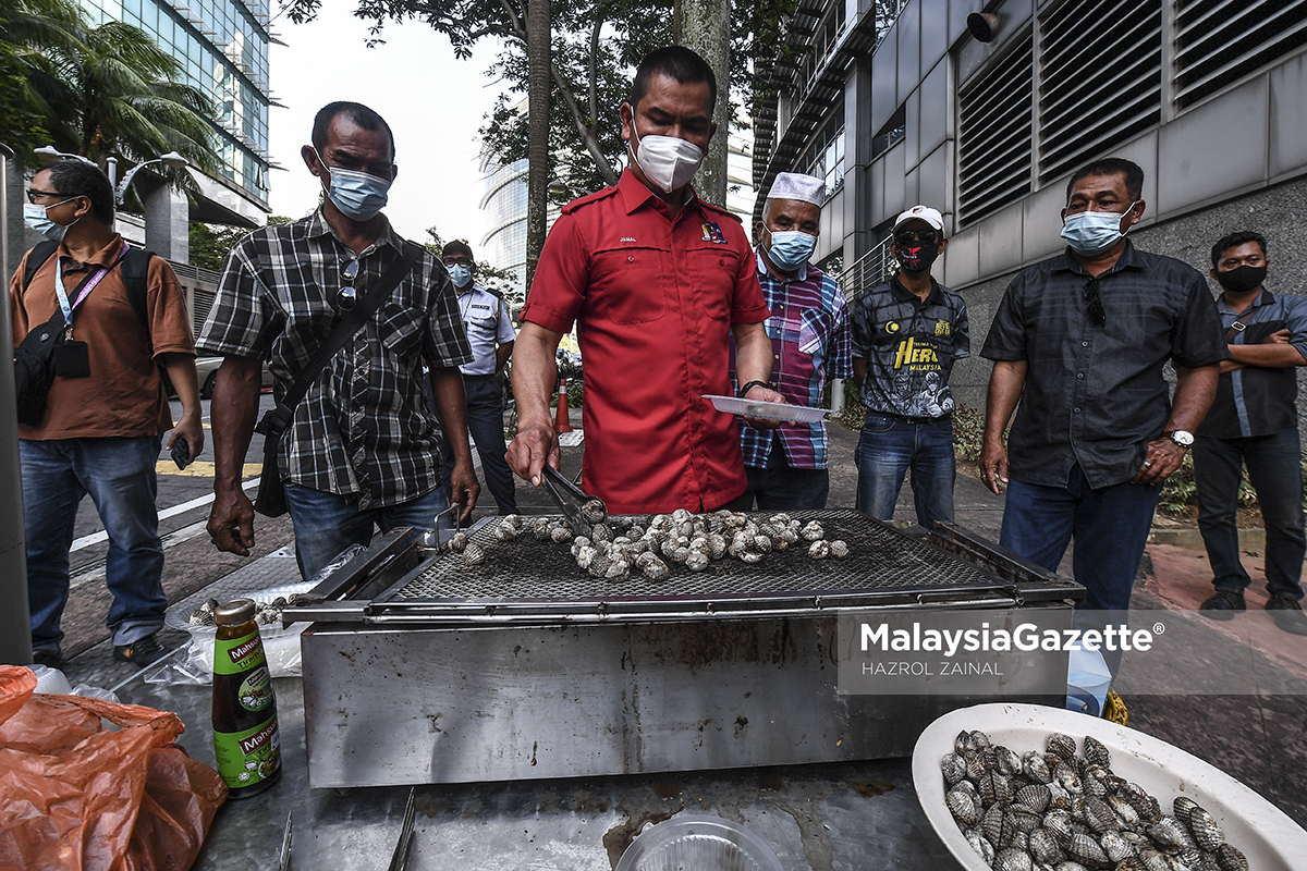 Lepas serah memorandum, Jamal bakar kerang depan Jabatan Perikanan 