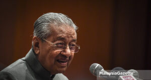 Former Prime Minister Tun Dr Mahathir Mohamad PIX: HAZROL ZAINAL / MalaysiaGazette / 12 JANUARY 2021. violating MCO surau Langkawi Hari Raya Aidilfitri donation