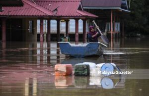 Banjir Kian Surut, Mangsa Kayuh Sampan Cari Bekalan