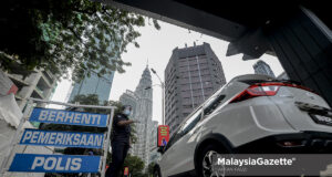 MCO Kuala Lumpur KL The police and the armed force inspecting vehicles during a roadblock set up in conjuction with the Movement Control Order (MCO) to curb the spread of Covid-19 at Jalan Ampang, Kuala Lumpur. PIX: AFFAN FAUZI / MalaysiaGazette / 16 JANUARY 2021.