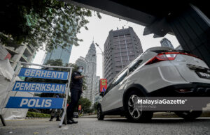 MCO Kuala Lumpur KL The police and the armed force inspecting vehicles during a roadblock set up in conjuction with the Movement Control Order (MCO) to curb the spread of Covid-19 at Jalan Ampang, Kuala Lumpur. PIX: AFFAN FAUZI / MalaysiaGazette / 16 JANUARY 2021.