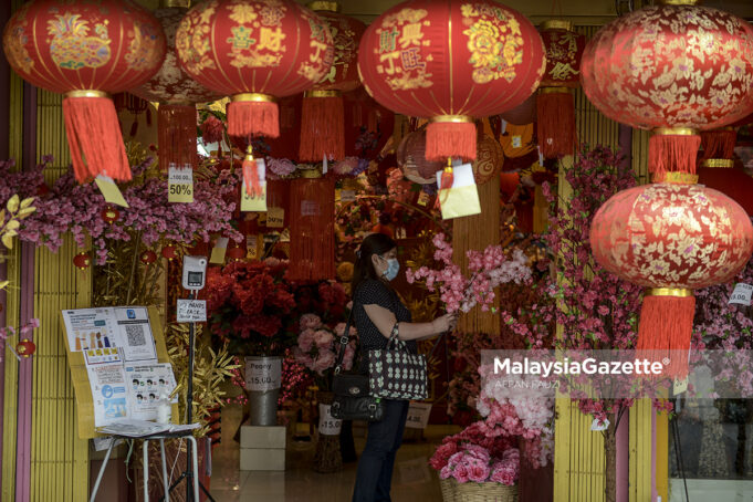 CNY SOP Chinese New Year 2021 CNY 2021 SOP standard operating proccedures A consumer choosing her Chinese New Year decoration at a shop in quiet Petaling Street of Kuala Lumpur in conjunction with the Movement Control Order (MCO) to curb the spread of Covid-19. PIX: AFFAN FAUZI / MalaysiaGazette / 23 JANUARY 2021.