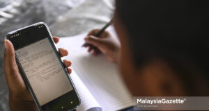 (Picture for representational purposes only) An orang asli student from the Temuan Tribe, Muhammad Jumaidi Omer Faruk, 14, doing his school homework in conjunction with the home-based teaching and learning (PdPR) at Kampung Pangsun, Hulu Langat, Selangor. PIX: SYAFIQ AMBAK / MalaysiaGazette / 25 JANUARY 2021. free 1GB mobile data internet