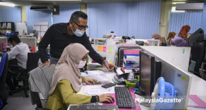 Pengarah Urusan AMACC, Amsyari Zahir Abdul Shakur memerhatikan pekerjanya melakukan runtin harian semasa temubual khas di AMACC Corporate Services Sdn Bhd, Bandar Baru Bangi, Selangor. foto SYAFIQ AMBAK, 29 JANUARI 2021.