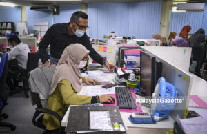 Pengarah Urusan AMACC, Amsyari Zahir Abdul Shakur memerhatikan pekerjanya melakukan runtin harian semasa temubual khas di AMACC Corporate Services Sdn Bhd, Bandar Baru Bangi, Selangor. foto SYAFIQ AMBAK, 29 JANUARI 2021.