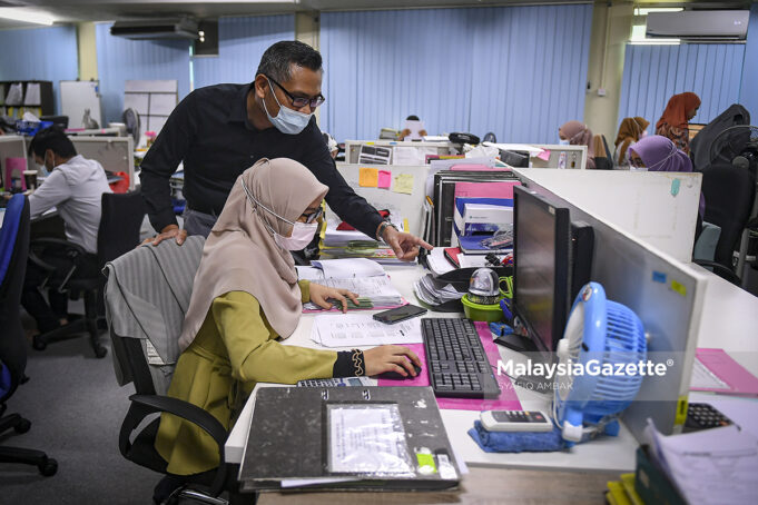 Pengarah Urusan AMACC, Amsyari Zahir Abdul Shakur memerhatikan pekerjanya melakukan runtin harian semasa temubual khas di AMACC Corporate Services Sdn Bhd, Bandar Baru Bangi, Selangor. foto SYAFIQ AMBAK, 29 JANUARI 2021.