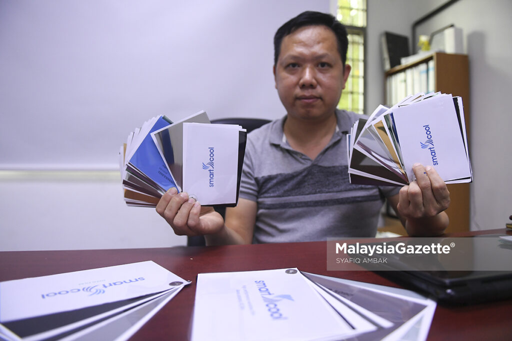 Pengurus Jualan SmartCool Film Marketing, Teh Chai Tong menunjukkan pelbagai jenis ‘tinted’ semasa temubual khas di Smartcool Solar Film Marketing, Bandar Puchong Utama, Selangor. foto SYAFIQ AMBAK, 29 JANUARI 2021.