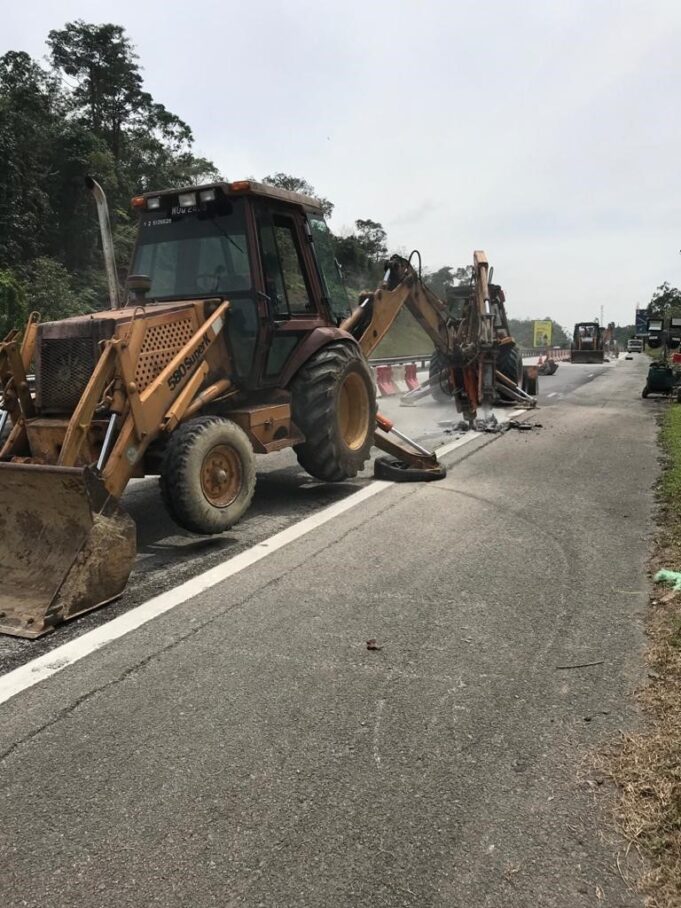 Pic caption - Emergency and left lanes closure for pavement maintenance works between Tapah to Bidor at KM329.64-KM331.79