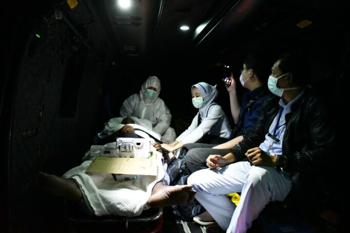 Warga emas dibawa ke Hospital Tunku Ampuan Afzan, Kuantan dengan helikopter