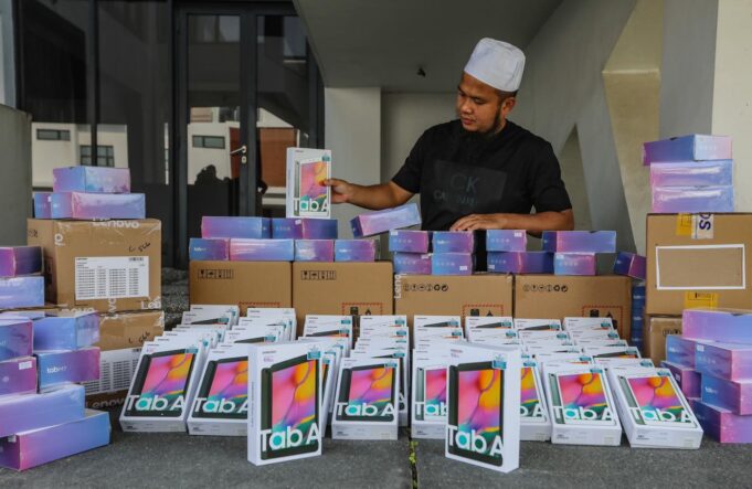 Ebit Lew guna sumbangan TMJ beli 500 Tab untuk pelajar.