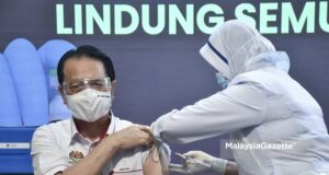 influencer Serdang hospital fake news Director-General of Health, Tan Sri Dr. Noor Hisham Abdullah is being injected with the Pfizer-BioNTech Covid-19 vaccine in conjunction with the National Covid-19 Immunisation Programme at the Putrajaya District Health Centre, Precinct 11. PIX: Courtesy from the Ministry of Health (MOH)