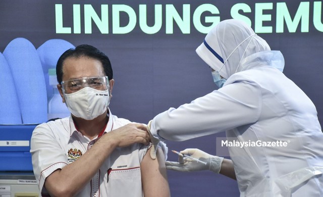 influencer Serdang hospital fake news Director-General of Health, Tan Sri Dr. Noor Hisham Abdullah is being injected with the Pfizer-BioNTech Covid-19 vaccine in conjunction with the National Covid-19 Immunisation Programme at the Putrajaya District Health Centre, Precinct 11. PIX: Courtesy from the Ministry of Health (MOH)