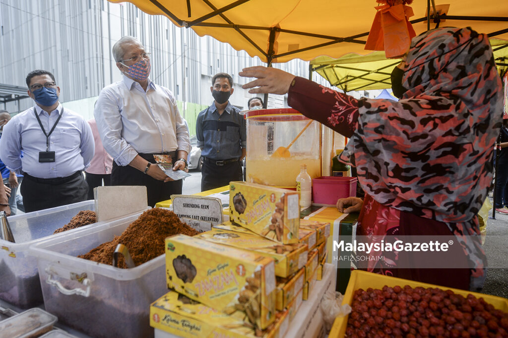 Menteri Wilayah Persekutuan, Tan Sri Annuar Musa (dua kiri) beramah mesra bersama peniaga kecil Majlis Penyerahan Lesen Perniagaan KL Prihatin di Jalan Tengah Kuala Lumpur. Foto HAFIZ SOHAIMI, 08 FEBRUARI 2021.