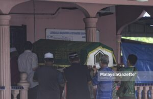 The body of Zubaidi Amir Qusyairi Abd Malek, 7, who is believed to die of abuse is brought to the Madrasah As Syakirin Surau for prayer before he is laid to rest at the Padang Lebar Muslim Cemetery in Simpang Bekoh, Melaka. PIX: SYAFIQ AMBAK / MalaysiaGazette / 01 FEBRUARY 2021. birth mother stepfather murder child abuse water bucket