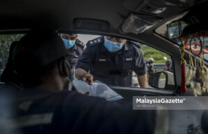 (Picture for representational purposes only) KLIA District Police Chief, Assistant Commissioner Imran Abd Rahman inspects vehicles during a roadblock at Jalan SIC, Salak Tinggi, Selangor, in conjunction with the Movement Control Order (MCO) to curb the spread of Covid-19. PIX: AFFAN FAUZI / MalaysiaGazette/ 02 FEBRUARY 2021. interstate travel send children back to dormitory school no need police approval permit