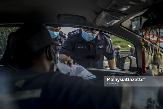 (Picture for representational purposes only) KLIA District Police Chief, Assistant Commissioner Imran Abd Rahman inspects vehicles during a roadblock at Jalan SIC, Salak Tinggi, Selangor, in conjunction with the Movement Control Order (MCO) to curb the spread of Covid-19. PIX: AFFAN FAUZI / MalaysiaGazette/ 02 FEBRUARY 2021. interstate travel send children back to dormitory school no need police approval permit