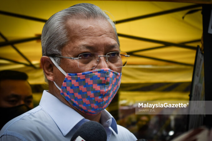 Menteri Wilayah Persekutuan, Tan Sri Annuar Musa, bercakap kepada media ketika Majlis Penyerahan Lesen Perniagaan KL Prihatin di Jalan Tengah, Kuala Lumpur. Foto SHAFIY ZUL, 08 FEBRUARI 2021