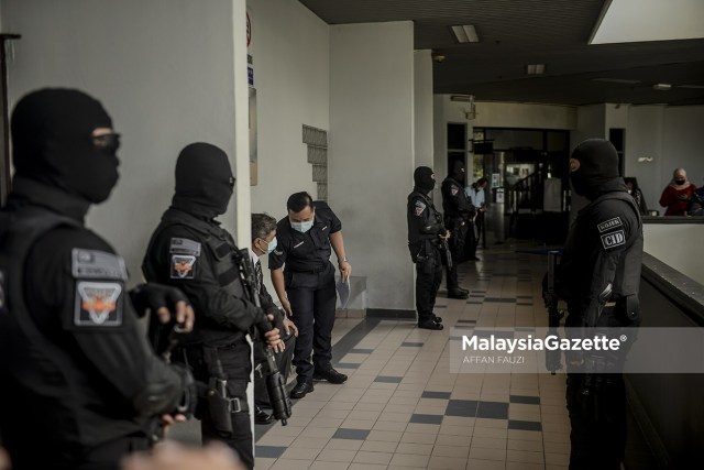 Police officers from the Melaka Criminal Investigation Department (CID) controlle the perimeter of the court during the murder and child abuse trial of Zubaidi Amir Qusyairi Abd. Malek at the Melaka Courts Complex in Ayer Keroh.     PIX: AFFAN FAUZI / MalaysiaGazette / 10 FEBRUARY 2021