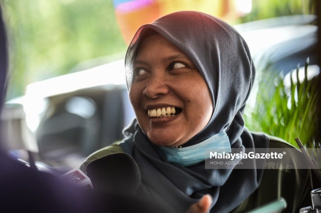 Diner, Siti Aminah Mat Zain, 40 at an interview with MalaysiaGazette on the approval of dine-in at eateries during the Movement Control Order (MCO).     PIX: MOHD ADZLAN / MalaysiaGazette /10 FEBRUARY 2021.