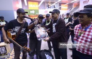 Pemuzik jalan, buskers dibenar buat persembahan
