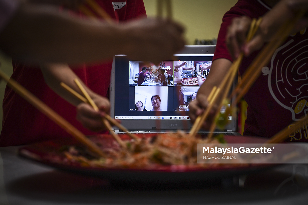 Tahm Siew Wah and his family are having a Zoom reunion dinner during the Chinese New Year eve at Seri Kembangan, Selangor. PIX: HAZROL ZAINAL / MalaysiaGazette / 11 FEBRUARY 2021