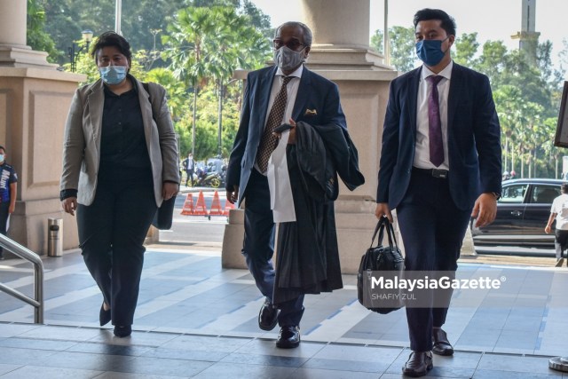 Defence Counsel, Tan Sri Shafie Abdullah arrives at the Kuala Lumpur Courts Complex for his client, Datuk Seri Najib Tun Razak’s 1Malaysia Development Berhad (1MDB) trial.     PIX: SHAFIY ZUL / MalaysiaGazette /15 FEBRUARY 2021